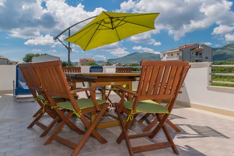 Popular Airbnb listing: LEA apartment in villa Noni in Kaštel Stari