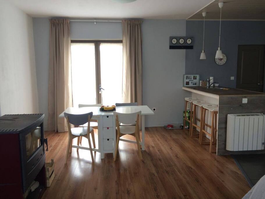 Salle à manger. Vous préférez prendre un verre au bar et mangez à table? Ici c'est possible...