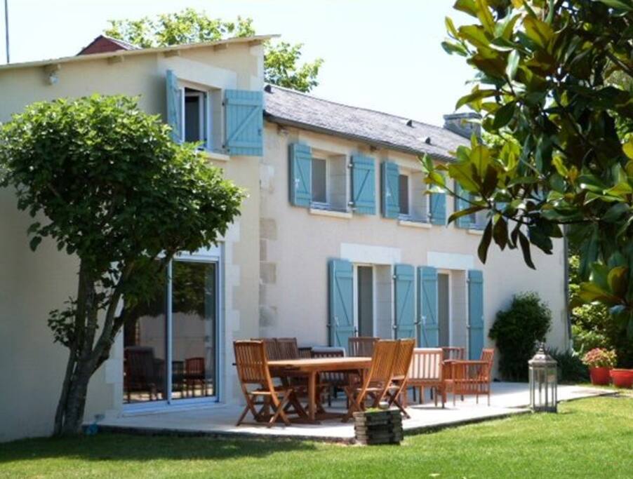 Vue de la maison depuis le fond du jardin