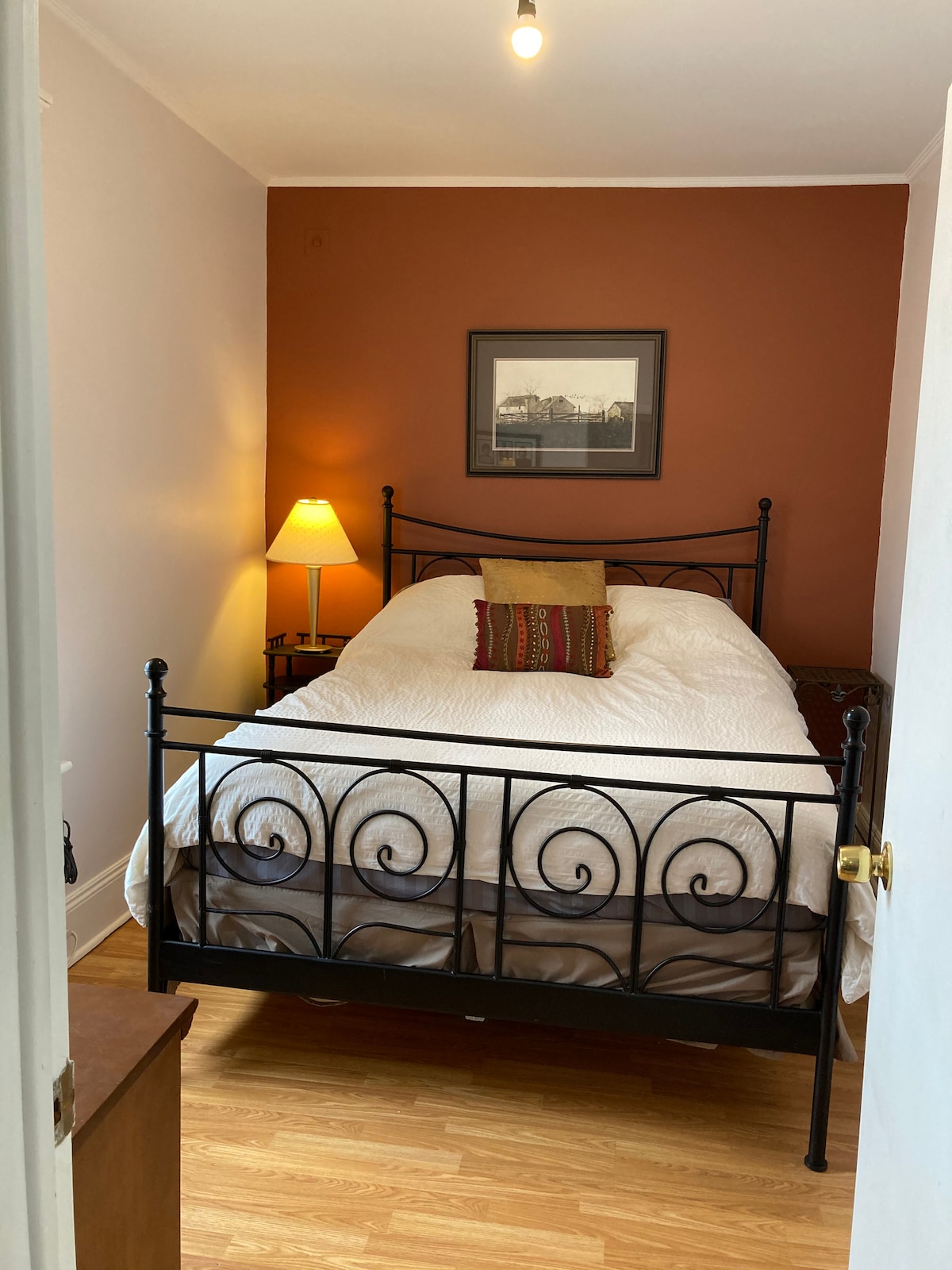 这是有史以来最舒适的标准双人床，我们已经知道了！ 卧室配有工作空间和梳妆台，可供长期住宿！