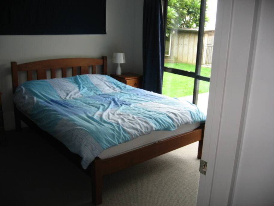 Queen bed with sunny courtyard