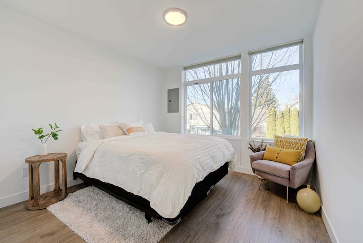 客房配有标准双人床、西榆树起居椅、带衣架的全功能衣柜、额外的毯子和床单、风扇和空气净化器。