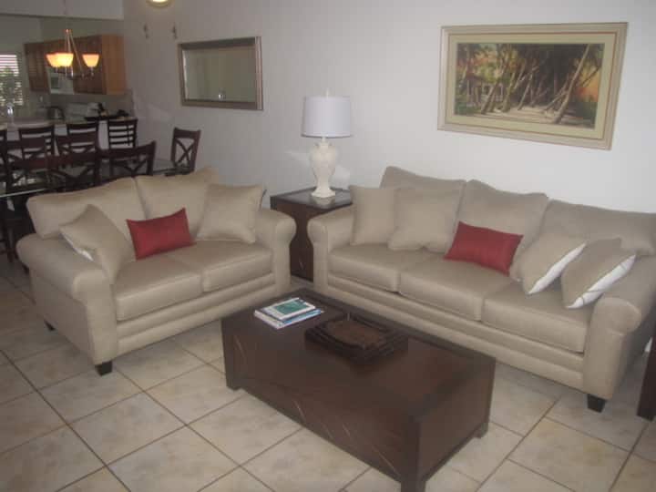 Seven Mile Beach, Plantation Vlg, 2 Bedroom 2 Bath - Cayman Islands