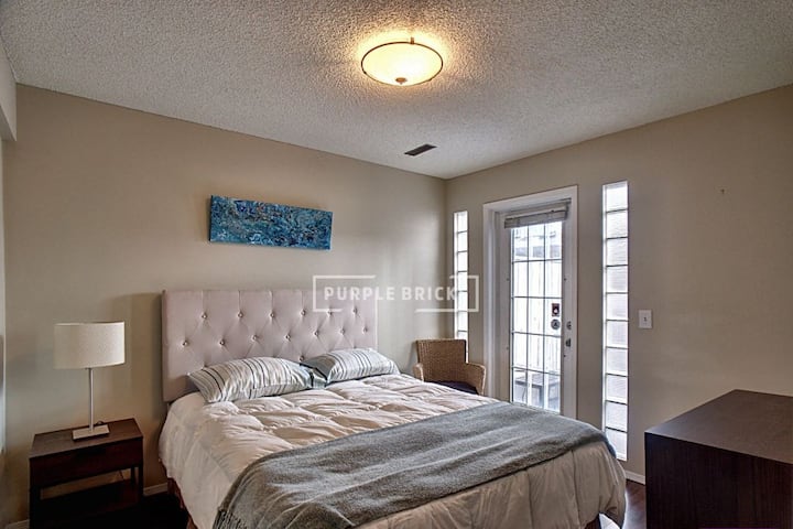 חדר שינה שני עם מיטת קווין סייז וגישה לחצר אחורית פרטית