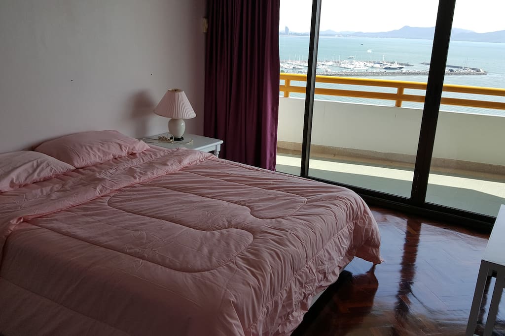 MASTER BED ROOM WITH KING SIZED BED SLEEP 2 PERSONS
