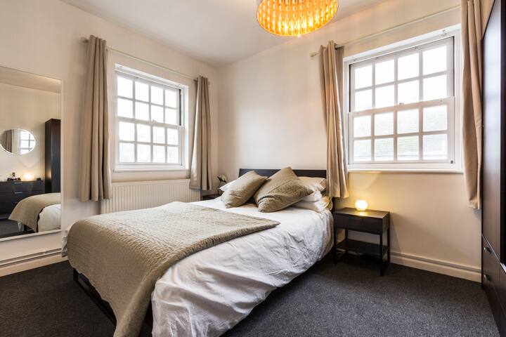 Stylish 2-bedroom apartment, 3 beds, with parking