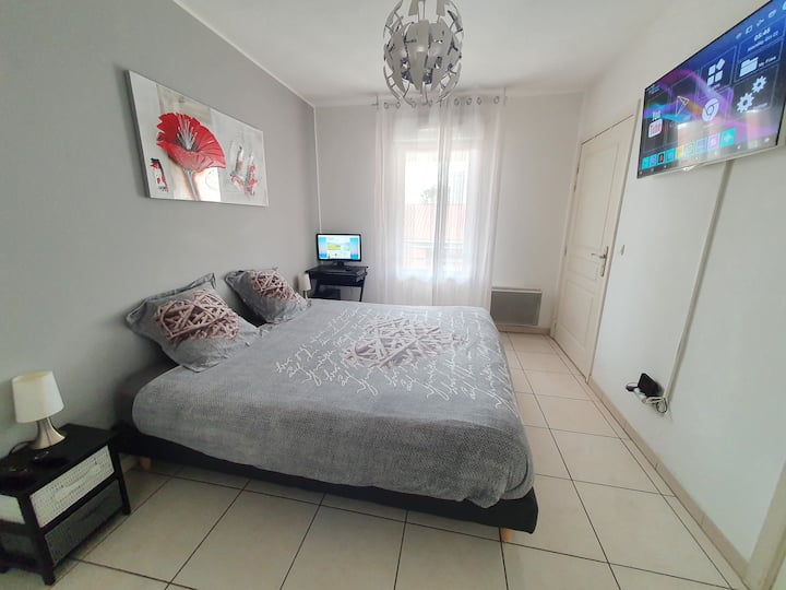 Соба со телевизор (Netflix, Prime видео итн.)