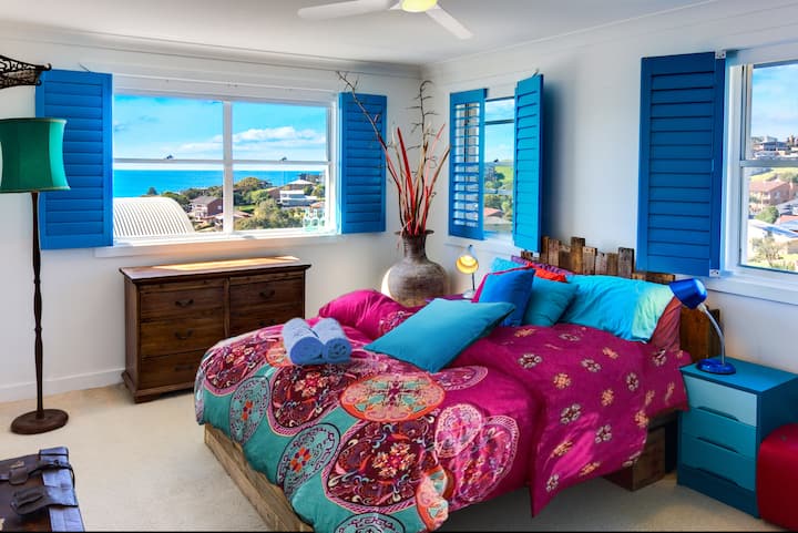 นี่คือห้องนอนหลัก มีวิวชายหาดเตียงควีนไซส์และห้องน้ำในตัว