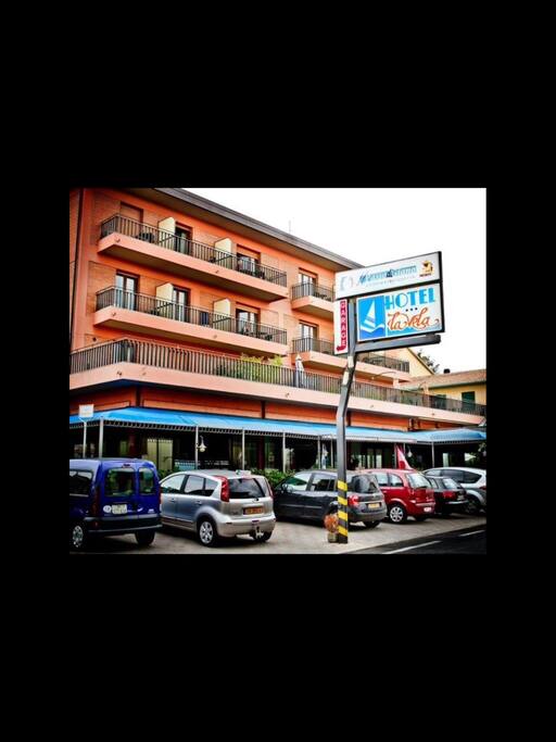Esterno hotel e parcheggio
