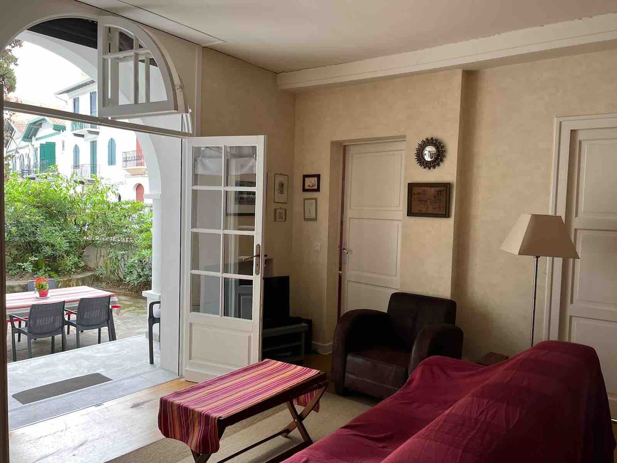 Propriété Airbnb réussie: Small peaceful haven and wooded courtyard 250 m from the beach à Saint Jean De Luz