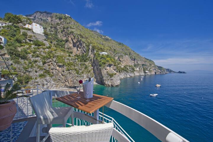 Romantic Room Overlooking The Sea Earth Houses For Rent In Praiano Province Of Salerno Italy