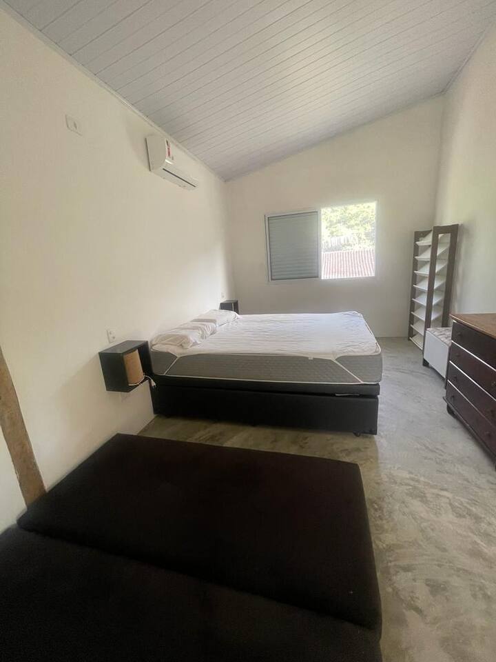 Una cama tamaño king y un colchón individual en el piso si lo necesitas.