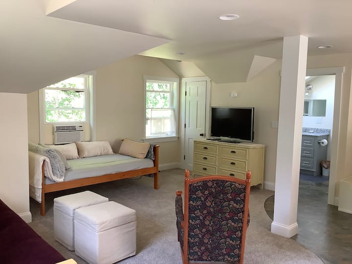 Private & Cozy Back Meadow Studio - Maine