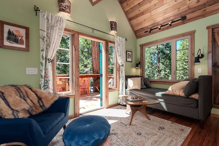 Ravenswood Cottage - art-inspired loft near town