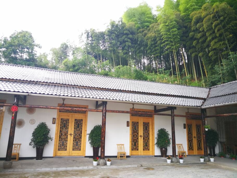 倚山而居,竹林环绕!