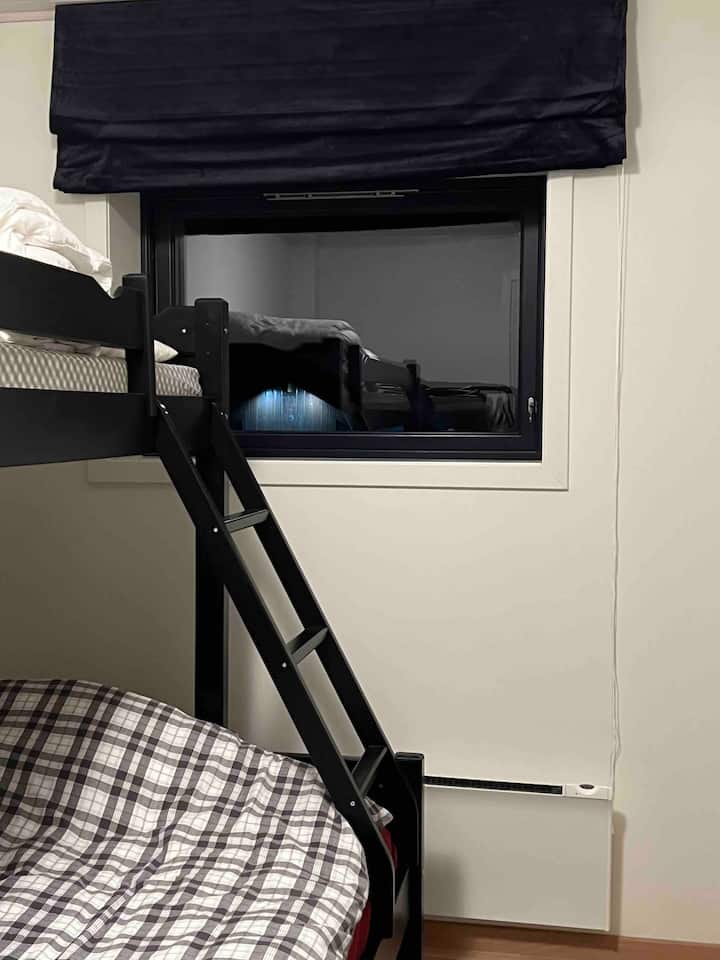 אחד משני חדרי השינה בקומת המרתף, עם קומתיים משפחתיים