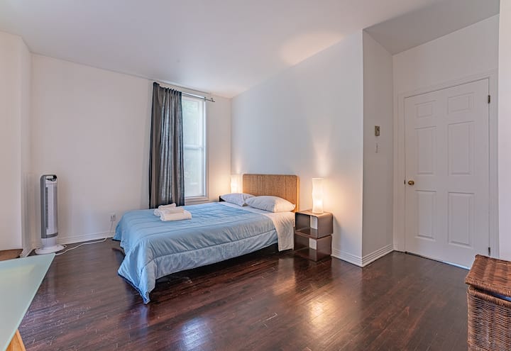 ห้องนอนกว้างขวางห้องแรกพร้อมเตียงควีนไซส์