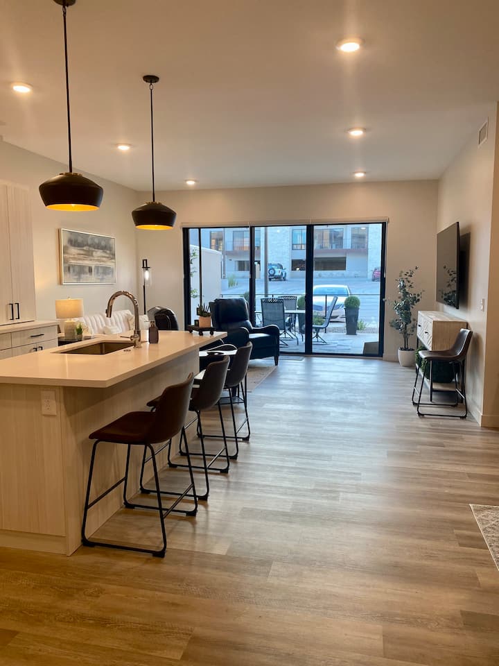 Luxury Condo near Snyder Stadium, golf & more! Condominiums for Rent