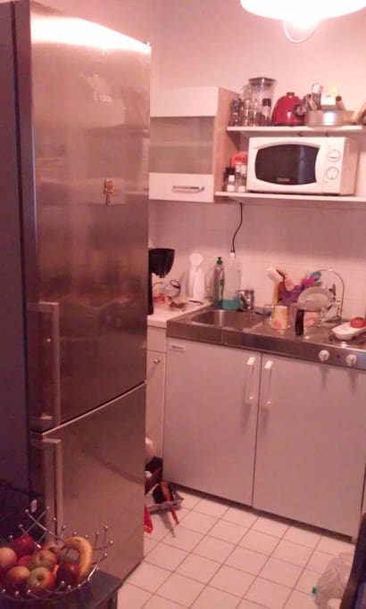 Küche mit Microwave und Kühlschrank