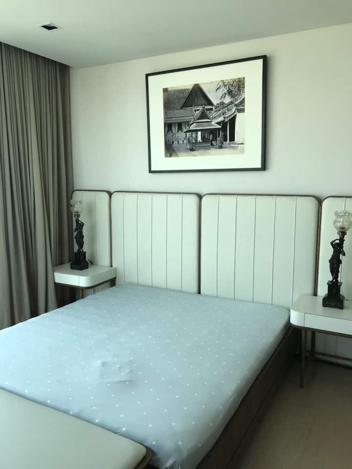 Увезен брачен кревет (широк 150-179 см)