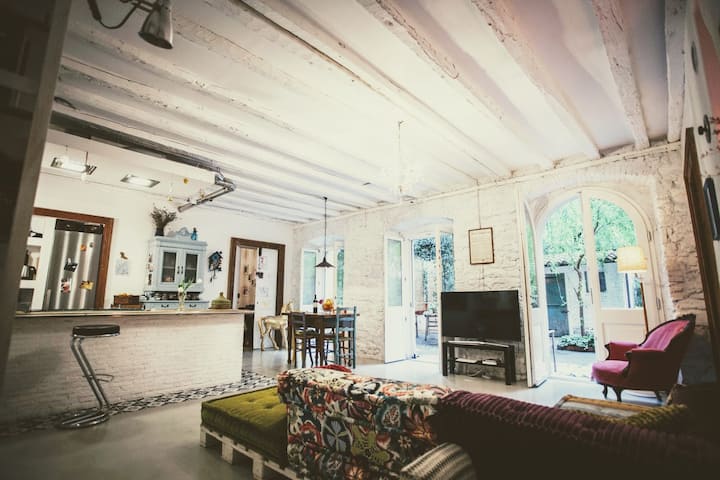 Dnevni boravak s tri vrata koja vode u unutrašnje dvorište