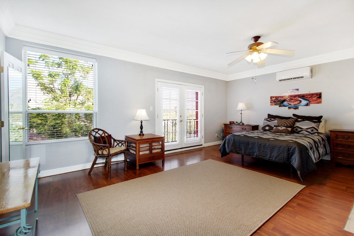 พื้นที่ห้องนอนมีขนาดใหญ่มีเตียงขนาดควีนไซส์  ประตูสไตล์ฝรั่งเศสเปิดไปยังระเบียงโรมิโอและจูเลียตที่มองเห็นสวนหลังบ้าน  ทั้งประตูและหน้าต่างทั้งหมดมีมู่ลี่ติดอยู่เพื่อกันแสงแดดยามเช้าตรู่สำหรับการนอนหลับ!