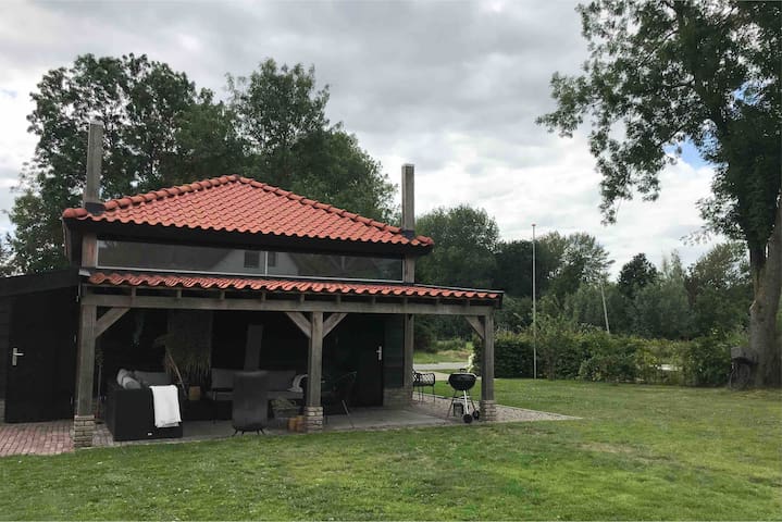 Hooischuur met charme in oer-Hollands landschap