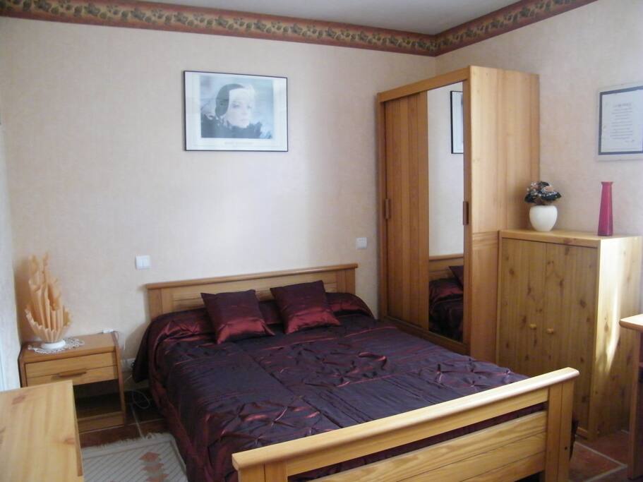Chambre avec lit 140x190