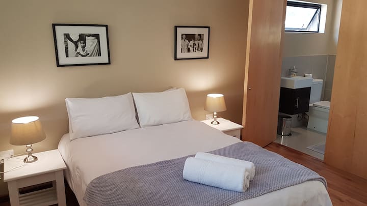 Druhá spálňa - na poschodí. 
Veľká manželská posteľ. 
Vlastná kúpeľňa so sprchovacím kútom.