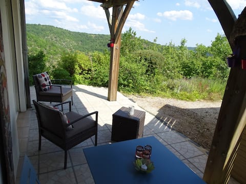 5 km from Cahors studio in green setting