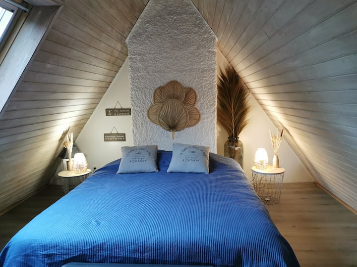 Espace nuit à l'étage avec lit king size 160x200 et commode de rangement. 