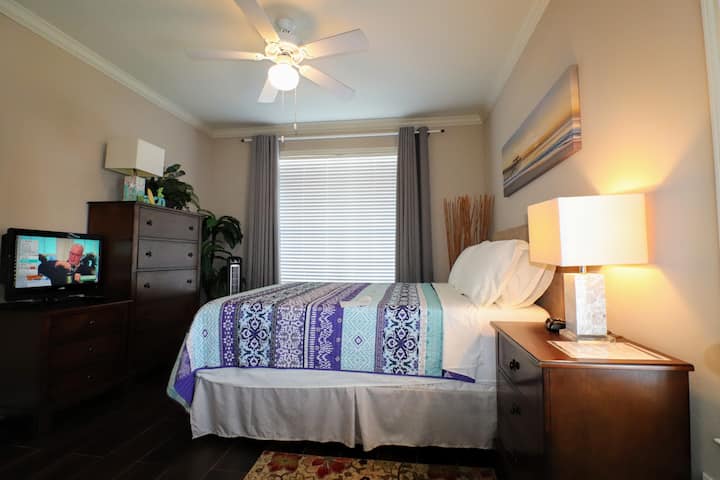 Втора спалня с пълноразмерен скрин и телевизор