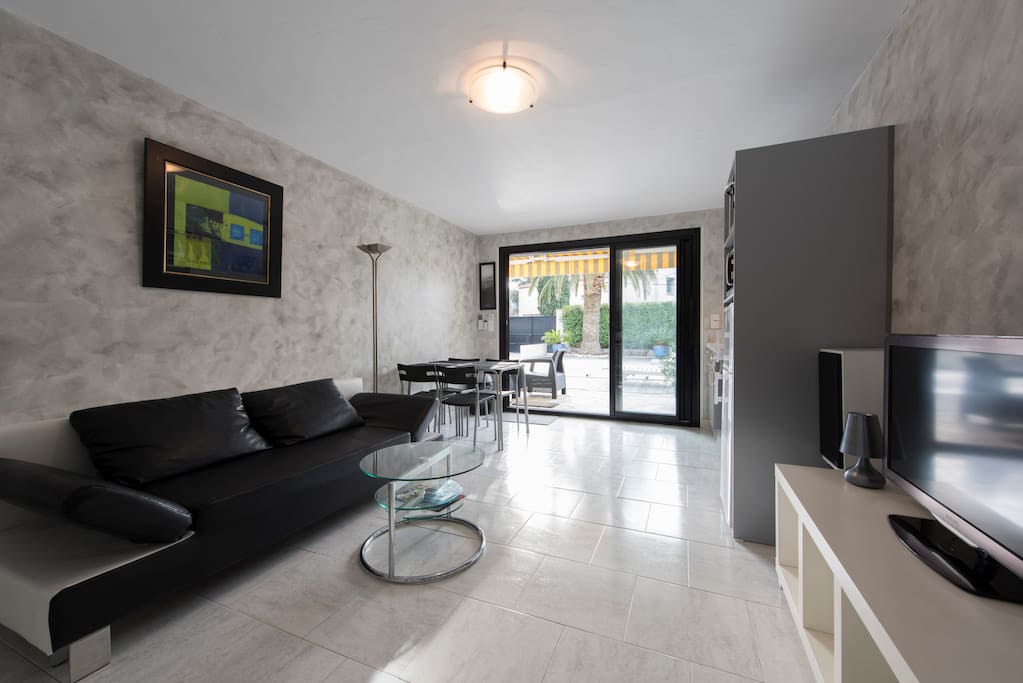 Vaste salon ouvert sur cuisine