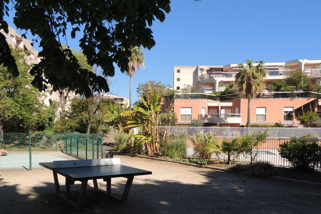 aire de jeux et ping pong ( 2 raquettes et balles dans l'appartement)