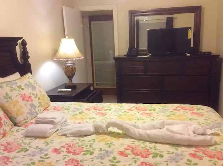 ห้องนอนใหญ่มีเตียงคิงไซส์ห้องน้ำส่วนตัวที่อยู่ติดกันสมาร์ททีวี LED เครื่องปรับอากาศและพัดลม