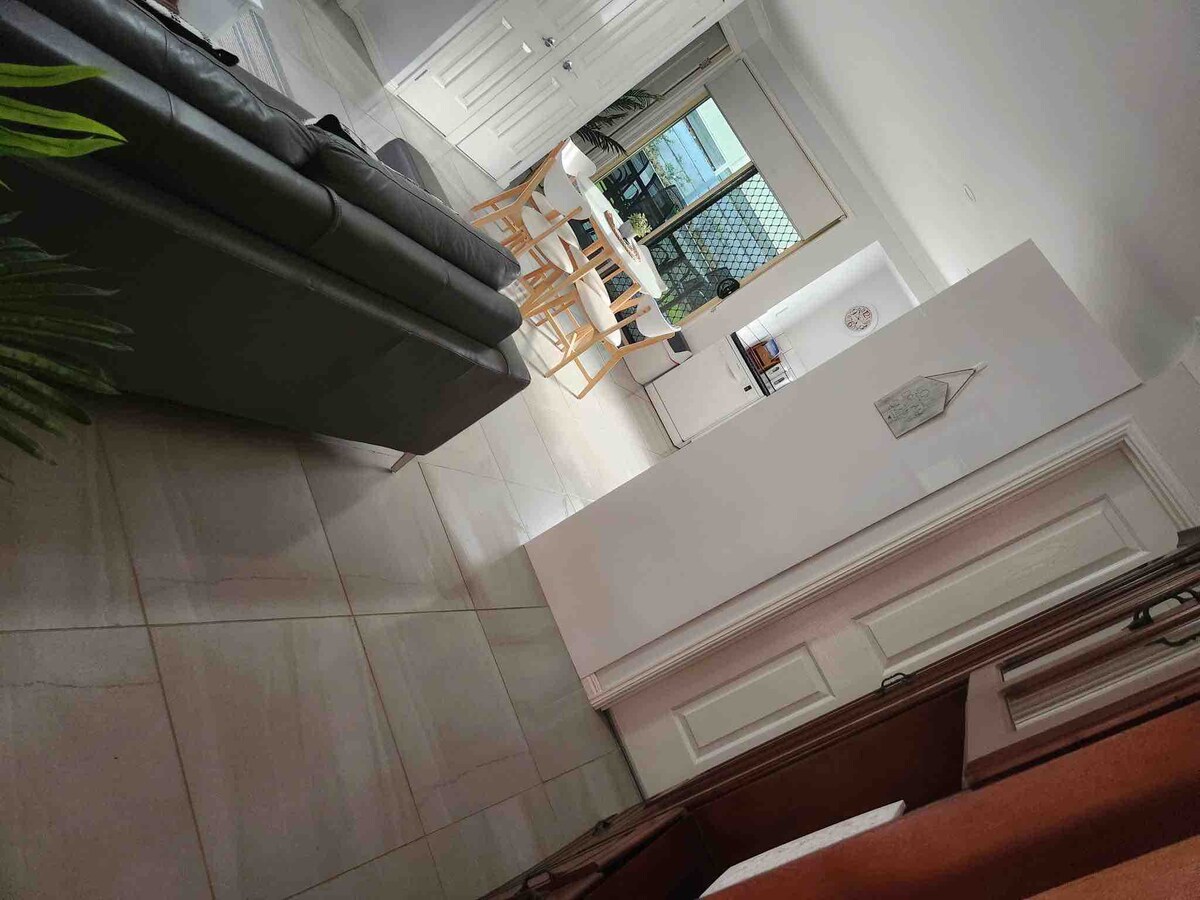 Top performing Airbnb: Great space backs on to Scribbly gum track. in Greater Brisbane