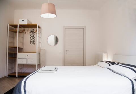 Bright Room near the Tower with personal bathroom