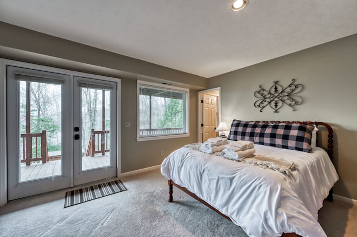 Bedroom #3 - Full Size bed, Shared space with a set of bunks and a small living room - perfect for a small family group or the kids!