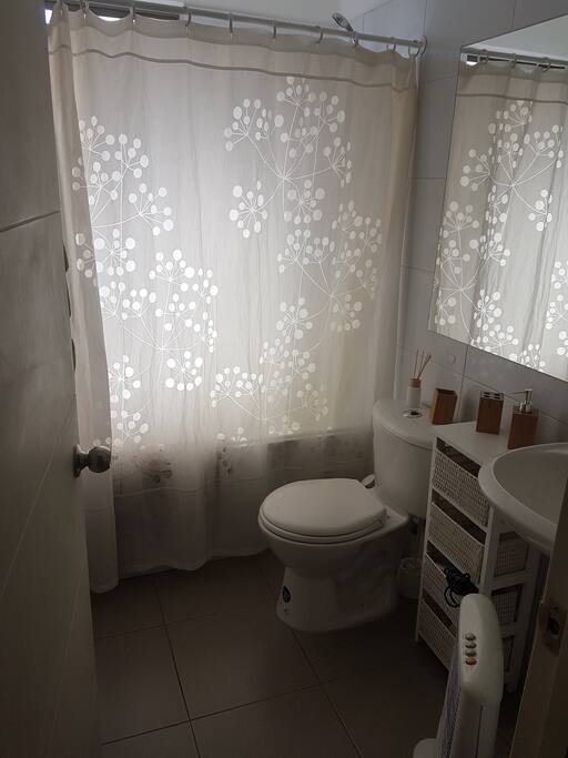Baño compartido con otra habitación.