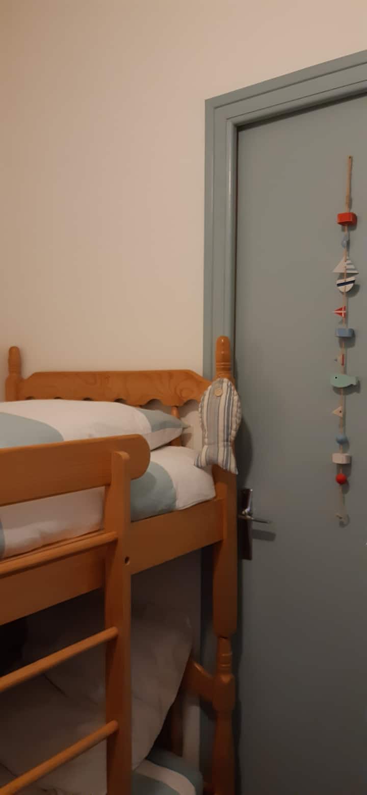 חדר ילדים קטן. 
מיטות קומתיים. 