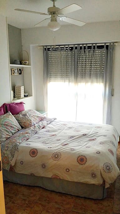 Habitación Rosa con cama de matrimonio y armarios