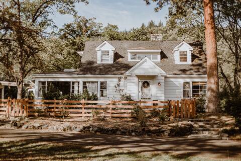 Farmhouse + hot tub+ Pond+ wood fireplace acres