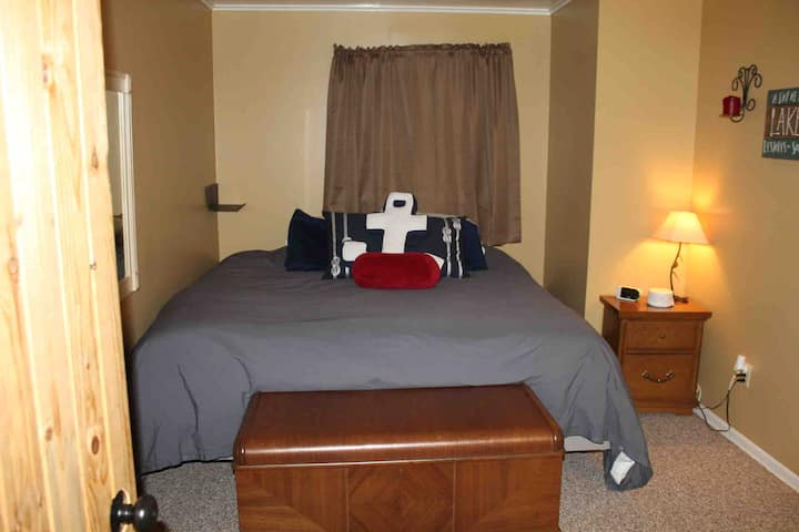 主卧配备加大双人床 