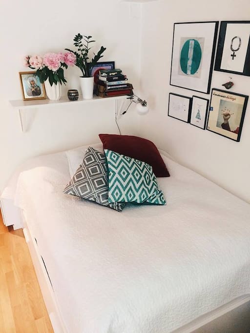 Queen size bed who fits perfect for a couple