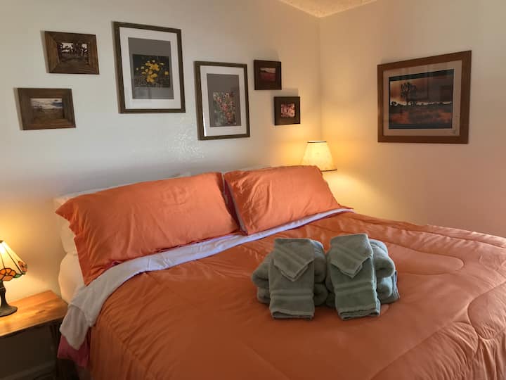 تحتوي غرفة نوم "كاليفورنيا وايلد فلاور" على الكثير من الوسائد المريحة للمساعدة في قضاء ليلة نوم جيدة.