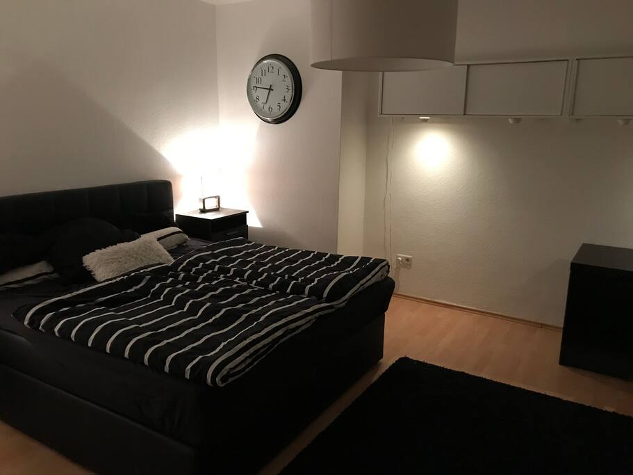 Schlafzimmer mit bequemen KingSizeBett