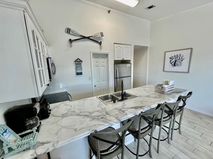 "Gulf View Balcony, Steps To The Beach - Destin, FL