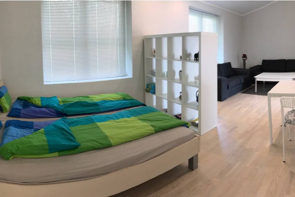 View of the large room divided by the sitting area and small dinning for 4 persons. The bed size is 200x180.