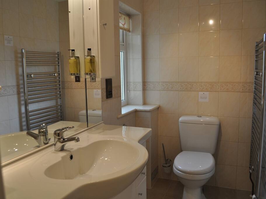 en-suite twin bedroom
