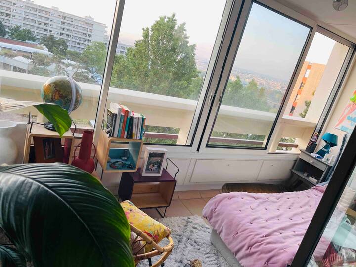 Ერთადგილიანი საწოლი ლოჯიაში 